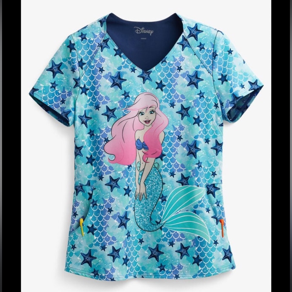 Disney Ocean Dream Ariel Women's 3-Pocket V-Neck Print Scrub Top Little mermaid - Picture 1 of 5